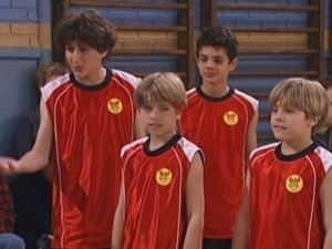 Sladký život Zacka a Codyho Polibky a basketball