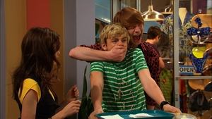 Austin a Ally Smlouva & uzlíky