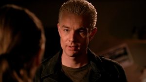 Buffy, přemožitelka upírů  Někdo v pozadí